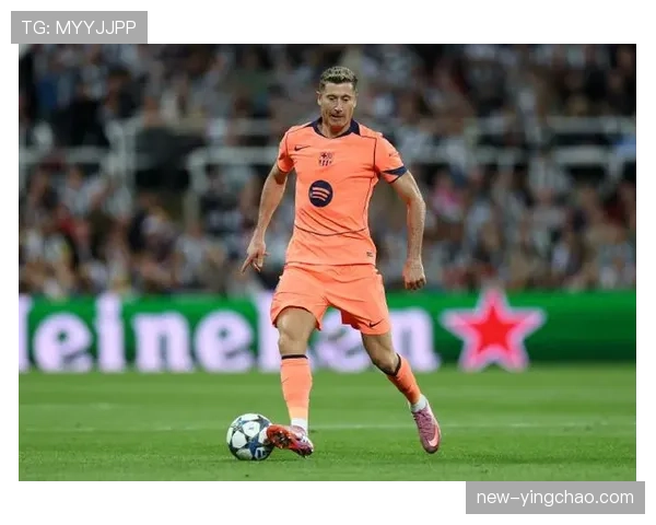 37岁莱万上演帽子戏法 宝刀未老领跑巴萨射手榜 37岁莱万上演帽子戏法 宝刀未老领跑巴萨射手榜